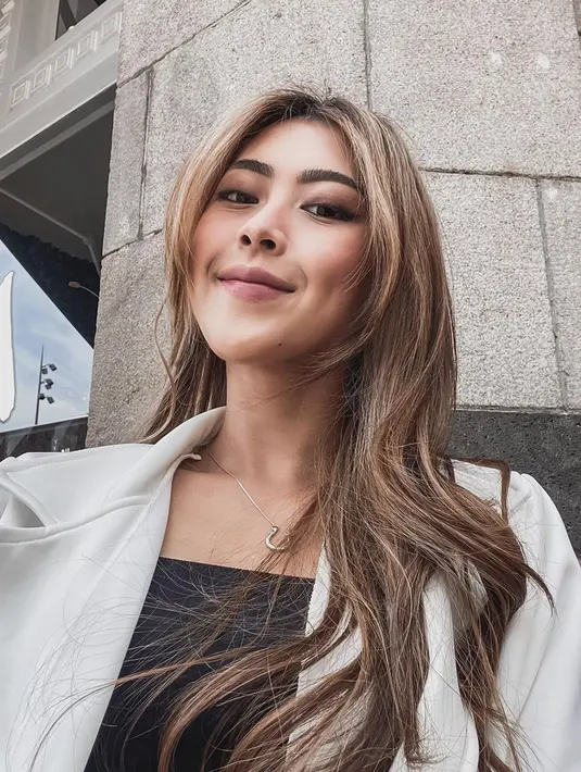 Atas kabar hubungan asmara Thariq Halilintar dan Fuji yang beredar, banyak netizen yang berkomentar lewat unggahan foto terbaru Larasati. (Liputan6.com/IG/@larasatiwira).
