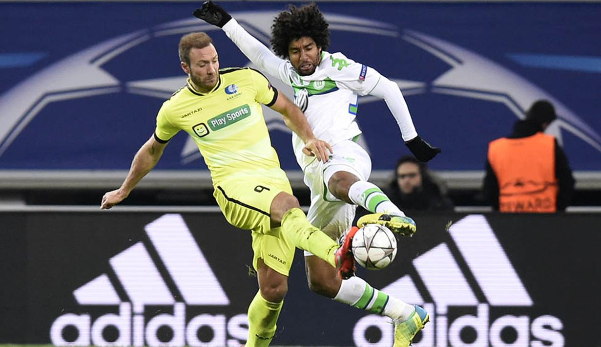 Striker Gent, Laurent Depoitre, berebut bola dengan bek Wolfsburg, Dante. Sementara gol-gol dari Wolfsburg tercipta pada menit ke 44,54 dan 60. (AFP/John Thys)
