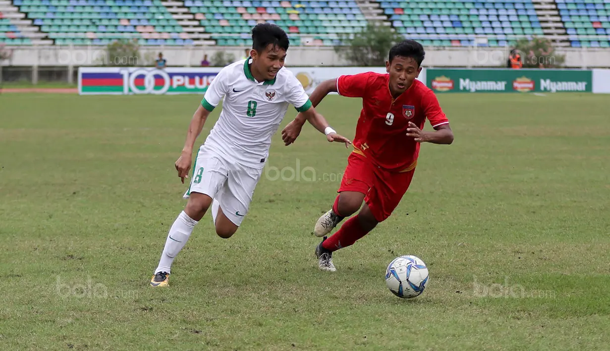 Pemain Timnas Indonesia U-19, Witan Sulaeman, saat pertandingan melawan Myanmar pada laga Piala AFF U-18 di Stadion Thuwunna, Minggu (17/9/2017). Indonesia menang 7-1 atas Myanmar. (Liputan6.com/Yoppy Renato)