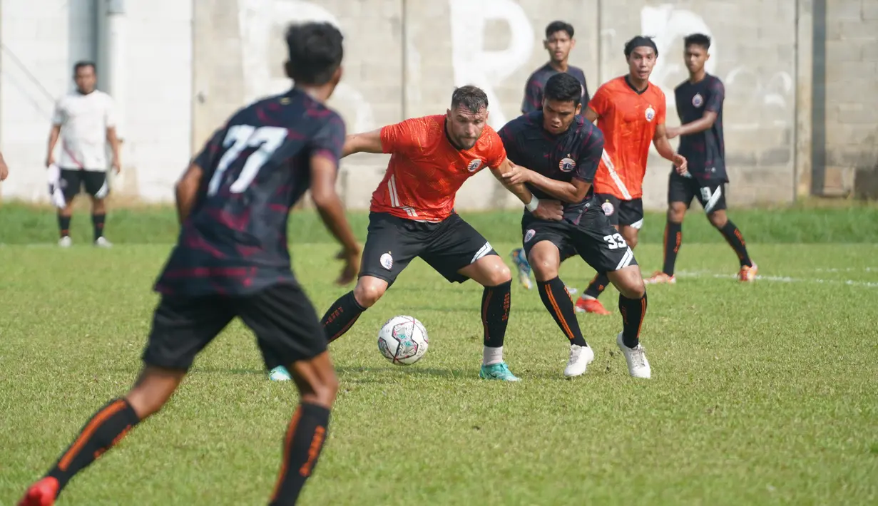 Tim Oranye mampu meraih kemenangan dengan skor tipis, 3-2. Lima gol ini terjadi berkat dua gol Marko Simic dan satu gol Taufik. Sementara untuk tim Hitam, gol dibukukan Otavio Dutra melalui penalti, dan satu gol dikemas Nico. (Foto: Dok. Persija)