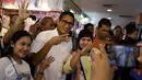 Cawagub DKI Jakarta, Sandiaga Uno berfoto bersama pedagang dan pengunjung ITC Mangga Dua, Jakarta Utara, Kamis (3/11). Di sana, Sandiaga berkeliling untuk menyapa dan berdialog dengan pedagang serta pengunjung. (Liputan6.com/Gempur M Surya)