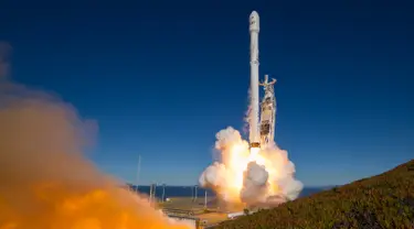 Setelah sempat mengalami penundaan akibat cuaca buruk pekan lalu, SpaceX akhirnya kembali meluncurkan Roket Falcon 9 dari Vandenberg Air Force Base di California, Sabtu (14/1) (AP Photo)
