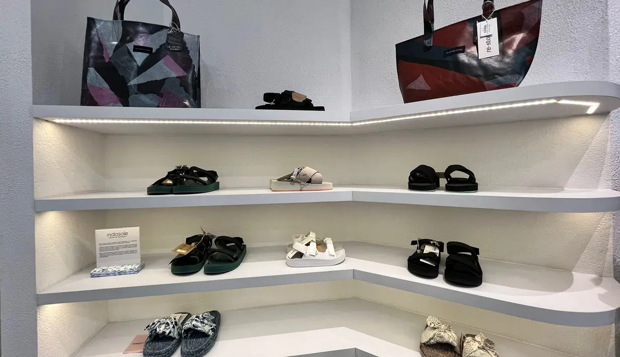 Untuk membantu mewujudkan visi dan misi nya, re-store berkolaborasi dengan Robries. Sebagai produsen barang daur ulang dari Surabaya yang terkenal dengan pendekatan desain yang circular. Sebagian dari interior re-store terbuat dari 100% plastik daur ulang. Robries pernah memiliki proyek sukses bersama ARTJOG dan JOKOPI. Hasilnya, mereka berhasil mendaur ulang 64 ton (64.000 kilogram) dan terus bertambah sampah plastik di Indonesia. [ Foto: Fimela.com]