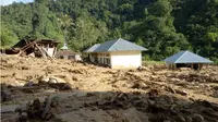 Korban banjir dan longsor di Kabupaten Solok Selatan, Sumatera Barat (Sumbar) yang berada di tempat pengungsian maupun bertahan di rumah masing-masing mulai terserang berbagai penyakit. (Liputan6.com/Novia Harlina)