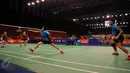 Ganda campuran Indonesia Tontowi Ahmad dan Liliyana Natsir saat beraksi melawan ganda campuran Hongkong Lee Chun Hei Reginald dan Chau Hoi Wah saat Indonesia Open Superseries Premier 2015, Jakarta, Selasa (2/6/2015). (Liputan6.com/Andrian M Tunay)