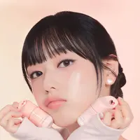 Tren blush ala Korea justru mengutamakan hasil seamless, tipis, dan seolah muncul alami dari dalam kulit atau yang sering disebut inner glow blush. [Dok/Etude Indonesia].