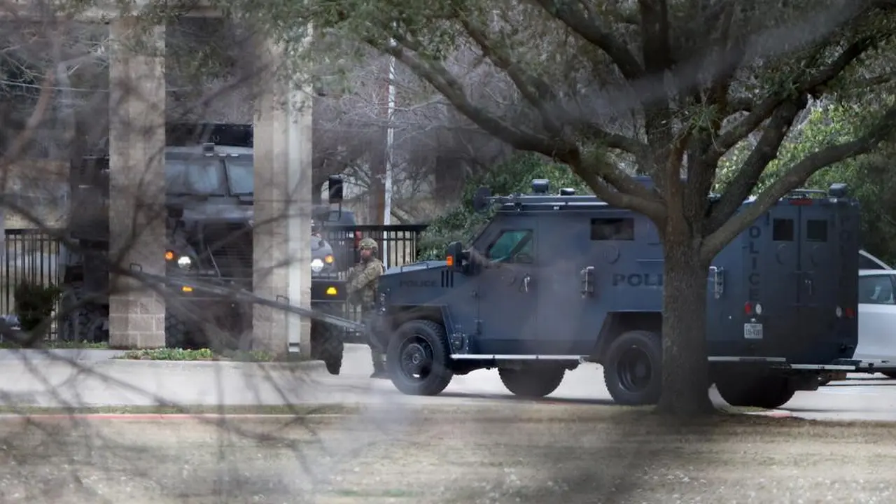 Aparat hukum bersiaga di Congregation Beth Israel, sinagoge yang menjadi lokasi sandera di Dallas, Texas.
