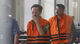 Tersangka anggota DPRD Malang Mohan Katelu dan Salamet mengenakan rompi tahanan seusai menjalani pemeriksaan di Gedung KPK, Jakarta, Rabu (28/3). 5 anggota DPRD Malang resmi ditahan atas dugaan suap APBD-P. (Liputan6.com/Herman Zakharia)
