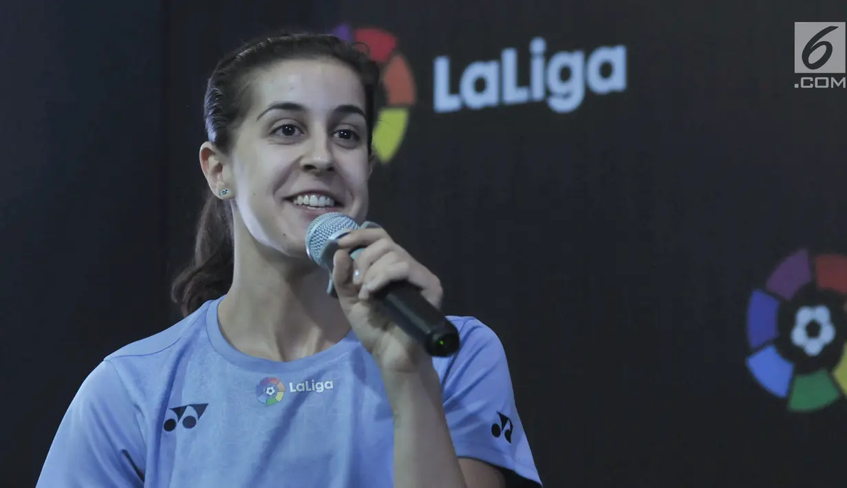Pebulu tangkis Spanyol peringkat ke 4 dunia tunggal wanita, Carolina Marin memberikan keterangan pers di Jakarta, Minggu (11/6). Kedatangannya sebagai upaya meningkatkan visibilitas dan profil 64 federasi olahraga Spanyol. (Liputan6.com/Yoppy Renato)