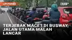 Bagi sebagian oknum pengendara, jalur TransJakarta adalah alternatif untuk menghindari kemacetan di jalan utama. Namun tidak selamanya anggapan tersebut benar, seperti baru-baru ini viral. Sejumlah pengendara justru terjebak macet di jalur TransJakar...