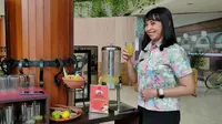 Welcome Drink yang terbuat dari bahan olahan lemon jahe dan rempah kepada tamu Bentani Hotel Cirebon sebagai bentuk upaya mengantisipasi virus corona covid-19. Foto (Liputan6.com / Panji Prayitno)