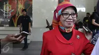 Senyum Ibu Ario Kiswinar, Aryani Soenarto usai mendatangi Resmob Polda Metro Jaya, Jakarta, Senin (13/3). Aryani Soenarto menanyakan perkembangan perkara terlapor Mario Teguh. (Liputan6.com/Herman Zakharia)