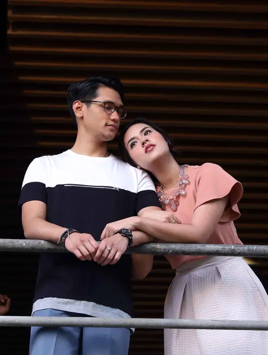 Di video klip ini Afgan dan Raisa mengulang kisah tersebut ketika masih sekolah sampai saat ini. (Nurwahyunan/Bintang.com)