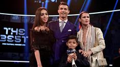 Cristiano Ronaldo mengajak sang kekasih Georgina Rodriguez, anaknya serta saudarinya Elma (kanan) saat menerima penghargaan Pemain Terbaik FIFAFIFPro pada ajang The Best FIFA Football Awards 2016  di Zurich, (9/1/2017). (AFP/Fabrice Coffrini)