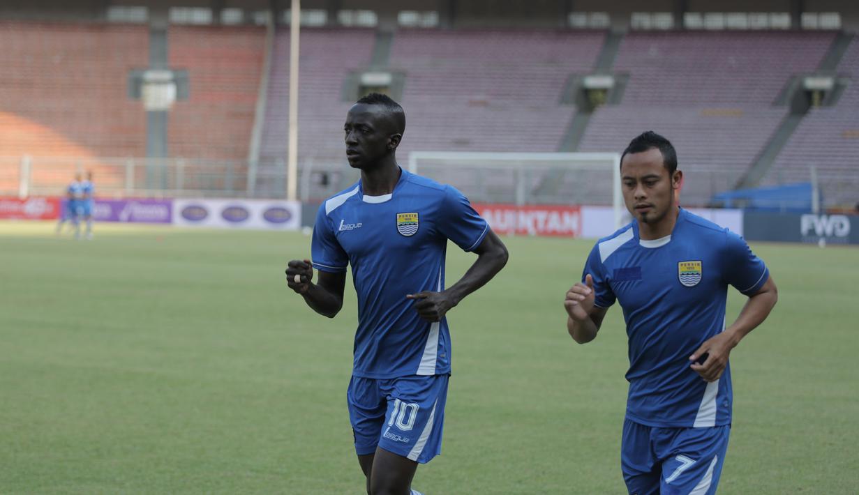 Pemain Persib, Atep dan Makan Konate berlari-lari santai saat berlatih jelang laga final Piala Presiden 2015 menghadapi Sriwijaya FC di Stadion Utama Gelora Bung Karno, Jakarta, Sabtu (17/10/2015). (Bola.com/Vitalis Yogi Trisna)