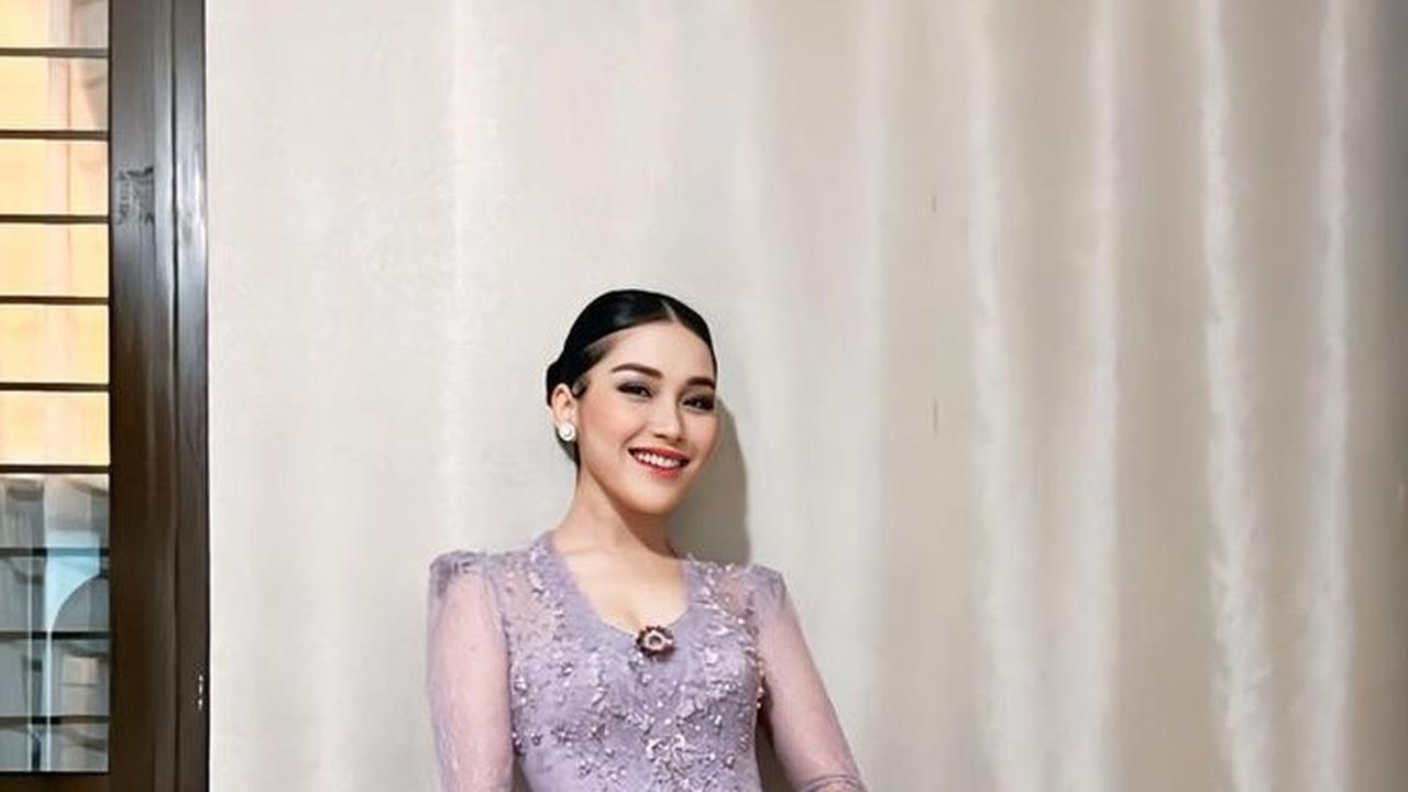 Kebaya Berwarna Ungu Pastel