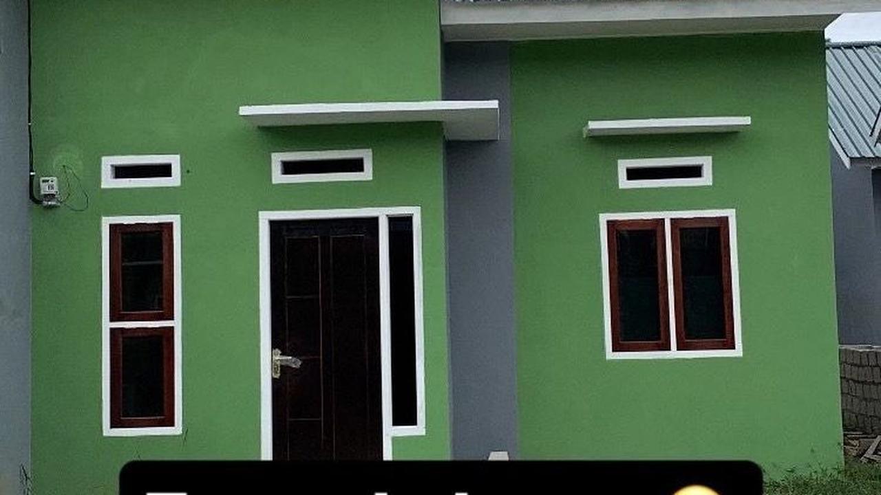 Setelah membayar cicilan di muka, mereka lalu datang ke unit mereka dan melihat kondisi rumah setengah jadi ini.