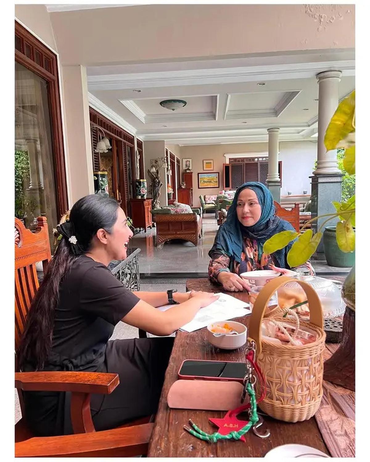 5 Potret Teras Semi Terbuka Rumah Camelia Malik, Bernuansa Klasik dan Tropis