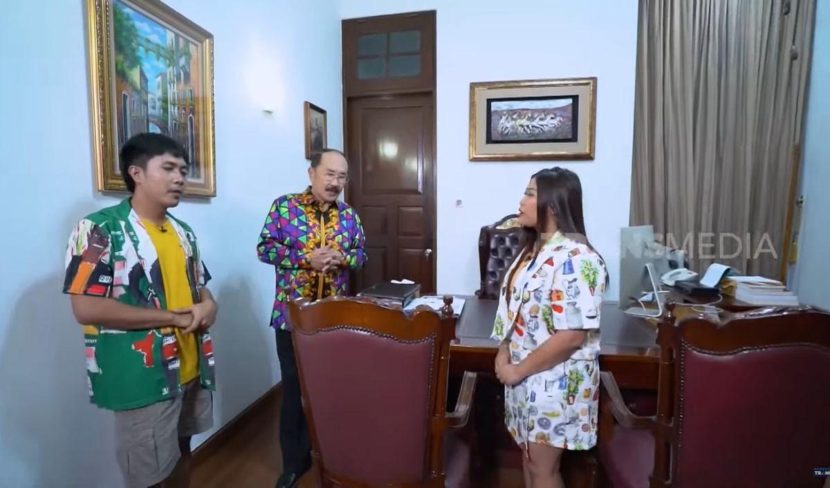 Di kediaman prbadinya, Fredrich Yunadi&nbsp; juga memiliki ruangan untuk menerima klien. Ruangan ini menjadi tempat kerja pribadinya.<br>