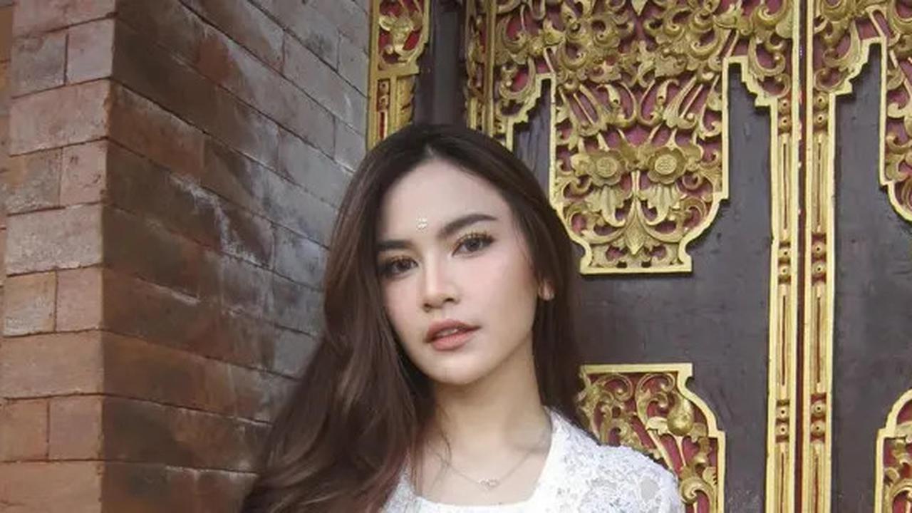 Inspirasi Kebaya Putih Ala Artis, dari Mahalini hingga Aurelie Moeremans