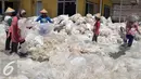 Sejumlah pekerja memilah sampah plastik sebelum proses daur ulang di Desa Tanjungrejo, Kecamatan Jekulo, Kudus, Jawa Tengah (6/1/2016). Warga memanfaatkan sampah plastik yang ada di TPA Tanjungrejo untuk  menjadi nilai ekonomi desa. (Liputan6.com/Gholib)