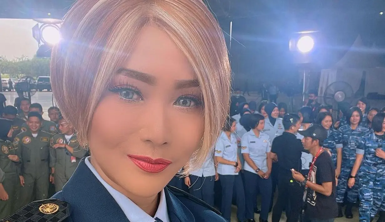 Sebuah foto memperlihatkan Inul Daratista mengenakan seragam formal biru tua dengan name tag bertuliskan Inul. Pelantun “Kocok-kocok” dan “Masa Lalu” melakukan swafoto dengan latar sejumlah personel TNI AU. Foto ini diunggah di akun Instagram terverifikasi bertepatan dengan Hari Jadi TNI ke-77, 5 Oktober 2022. Bersama foto ini, Inul Daratista menulis definisi wanita tanggung yakni kuat menghadapi cobaan hidup. (Foto: Dok. Instagram @inul.d).
