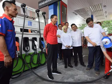 Presiden Joko Widodo (tengah) menyaksikan petugas mengisikan bahan bakar ke kendaraan saat meresmikan Implementasi Program Biodiesel 30 persen (B30) di SPBU MT Haryono, Jakarta, Senin (23/12/2019). Jokowi menargetkan implementasi program B40 pada 2020 dan B50 pada 2021. (Liputan6.com/Angga Yuniar)