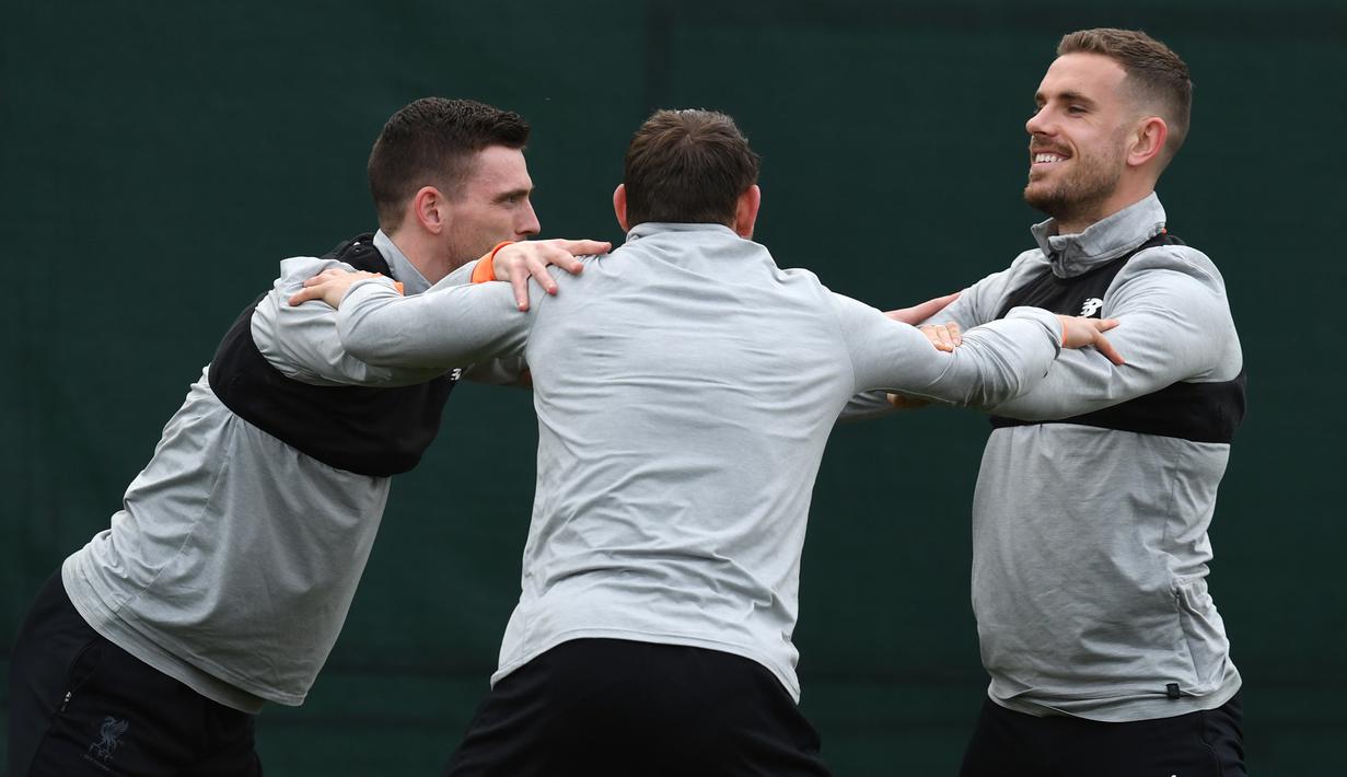 Kapten Liverpool, Jordan Henderson (kanan) saat berlatih lbersama rekan-rekannya di Melwood Training Ground, Liverpool, (3/4/2018). Liverpool akan menjamu Manchester City pada leg pertama Liga Champions. (AFP/Paul Ellis)
