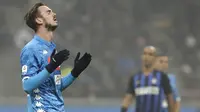 Pemain Napoli, Fabian Ruiz, tampak kecewa usai dikalahkan Inter Milan pada laga Serie A di Stadion San Siro, Rabu (26/12). Inter Milan menang 1-0 atas Napoli. (AP/Luca Bruno)
