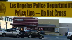 Garis polisi terpasang di luar sebuah restoran cepat saji, di Hollywood, California setelah aksi penyerangan dengan pisau, Selasa (31/1). Dua orang kritis dan satu lainnya luka ringan, sementara tersangka penusukan tewas ditembak mati. (Robyn Beck/AFP)