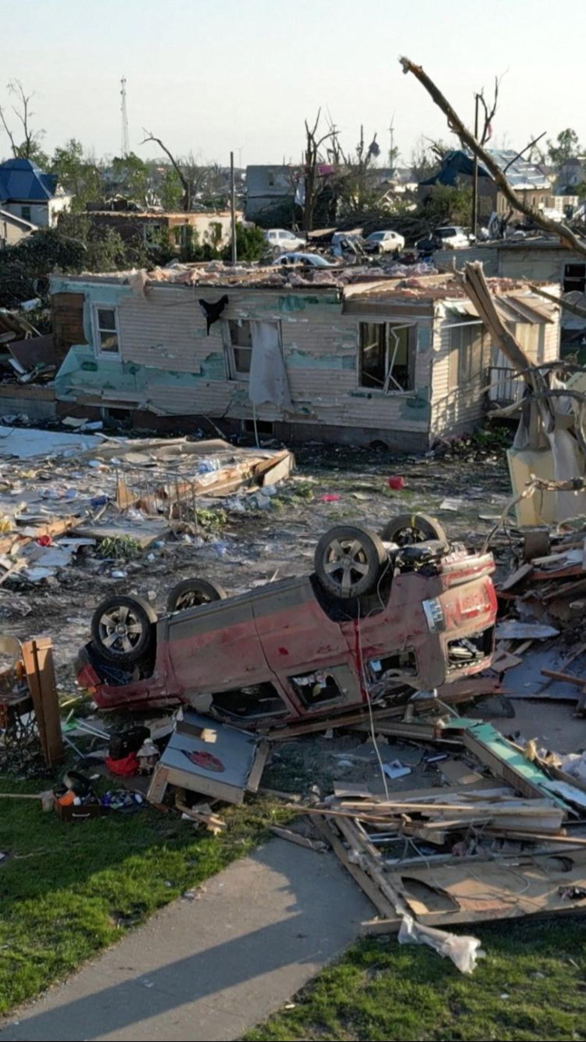 Hantaman tornado tersebut juga menyebabkan kehancuran total, dengan rumah-rumah hancur berkeping-keping, puing-puing berserakan di mana-mana, dan mobil-mobil bergelimpangan.&nbsp;Foto: REUTERS/Eric Cox