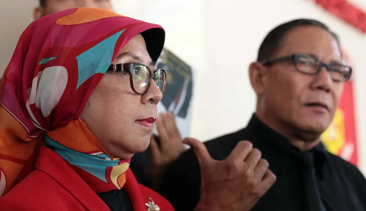 Kedatangan Ariyani Soenarto bersama kuasa hukumnya di Polda Metro Jaya guna mempertanyakan status hukum Mario Teguh yang hingga kini masih terlapor. Meski terkesan lambat, Ariyani sudah bertekad untuk melanjutkan laporannya. (Deki Prayoga/Bintang.com)