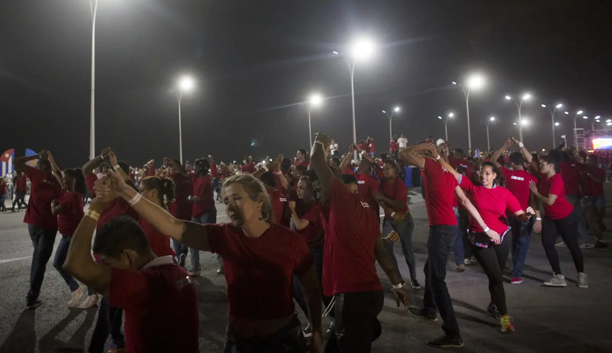 Ribuan Penari menari bersama untuk memecahkan rekor dunia untuk peserta terbanyak menari " rueda de casino " di Havana, Kuba, (25/11). Tarian ini dilakukan secara berpasang - pasangan. (REUTERS/Alexandre Meneghini)
