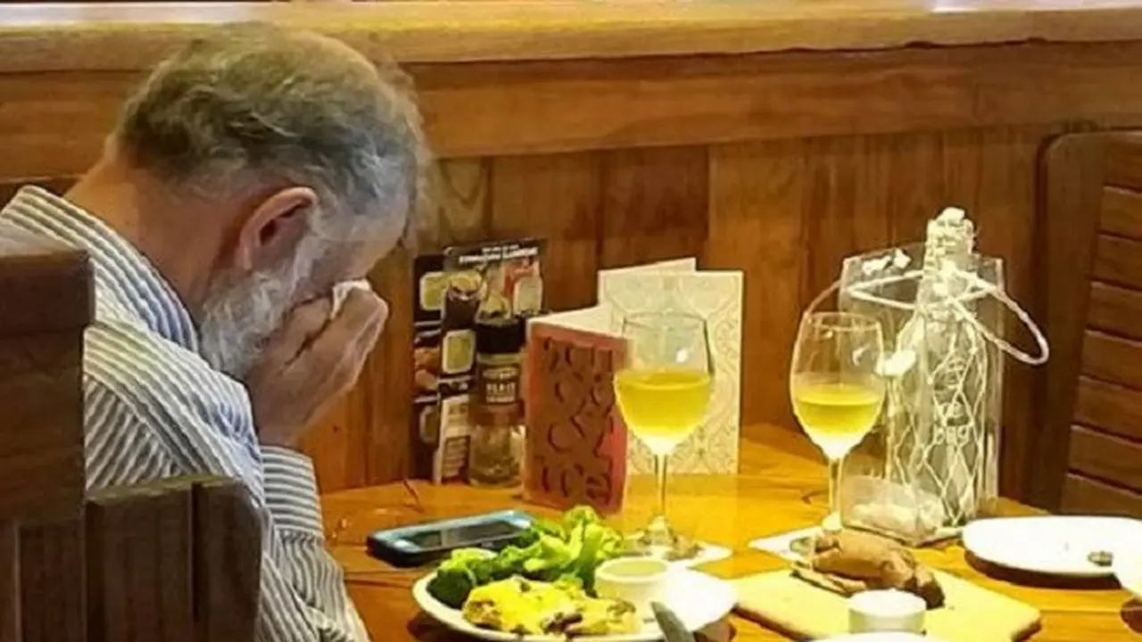 Pria Tua Bawa Abu Istri Ke Restoran Untuk Kencan di Hari Valentine