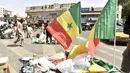 Bendera Senegal dipajang untuk dijual di jalan-jalan Dakar (4/2/2022). Senegal akan bertanding melawan Mesir pada babak final Piala Afrika 2021 di Paul Biya stadium, Senin (7/2/2022) dini hari WIB besok. (AFP/Seyllou)