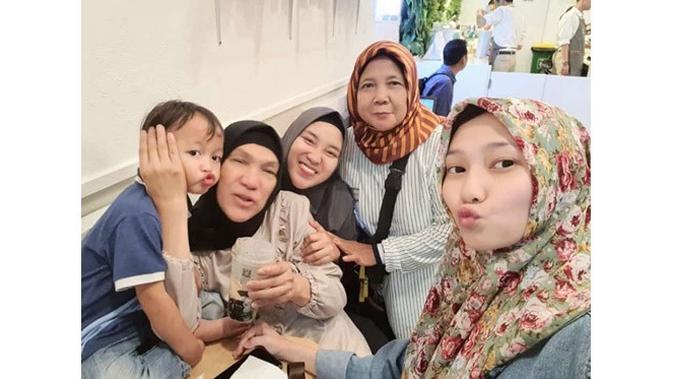 6 Potret Terbaru Dorce Gamalama Sekarang Jualan Bunga