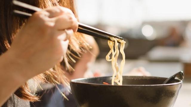 Wanita Korea Selatan makan menggunakan sumpit metal (Pixabay)