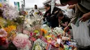 Sejumlah warga berdoa dan menaruh bunga untuk korban Penikaman Massal di Kawasaki, Jepang (29/5/2019). Pelaku ditangkap dalam kondisi tak sadarkan diri, sebelum akhirnya tewas saat dirawat di rumah sakit setempat. (Reuters/Issei Kato)