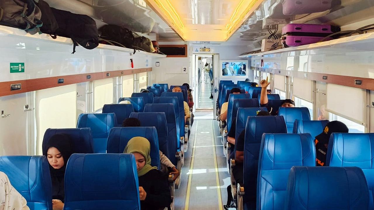 Viral KA Logawa Stainless Steel New Generation Tertahan di Terowongan, KAI Akui Badan Kereta Terlalu Besar
