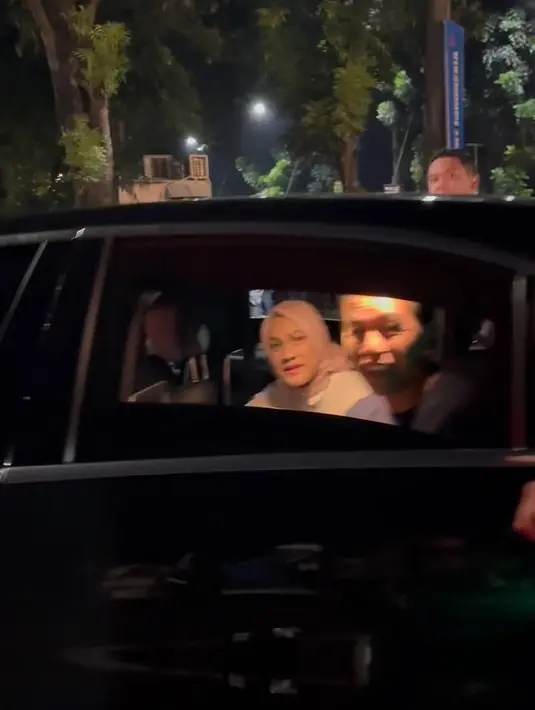 Selesai menyaksikan konser band Gigi, Baim Wong tidak sengaja ketemu dengan iring-iringan Presiden Jokowi. Rombongan Jokowi dan Ibu Iriana juga baru saja menyaksikan konser yang digelar di Hall Basket Senayan, Jakarta Pusat, Sabtu, 17 Juni 2023, malam. [Instagram/baimwong]