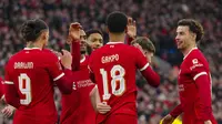 Para pemain Liverpool merayakan gol yang dicetak Curtis Jones pada putaran keempat Piala FA di Anfield, Minggu (28/1/2024). (AP Photo/Jon Super)