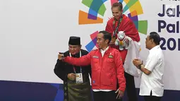 Presiden Joko Widodo bersama Ketua Umum Pengurus Besar Ikatan Pencak Silat Indonesia (IPSI) Prabowo Subianto usai mengalungkan medali kepada atlet di final pencak silat Asian Games 2018, Jakarta Jakarta, Rabu (29/8). (Merdeka.com/Imam Buhori)