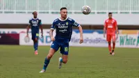 Pemain Persib Bandung, Marc Anthony Klok berusaha mengontrol bola dalam pertandingan lanjutan BRI Liga 1 2022/2023 melawan Borneo FC yang berlangsung di Stadion Pakansari, Bogor, Kamis (26/1/2023). (Bola.com/Ikhwan Yanuar)