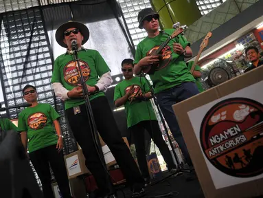 Wakil Ketua KPK Saut Situmorang hadiri sosialisasi antikorupsi bertajuk Ngamen Bareng Antikorupsi di Stasiun Gambir, Jakarta Pusat, Jumat (13/5). Kegiatan yang merupakan kerjasama KPK dengan PT Kereta Api Indonesia (Persero). (Liputan6.com/Johan Tallo)