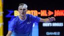 Pebulu tangkis Denmark, Viktor Axelsen dari tim Lightning berusaha mengembalikan kok ke arah Kodai Naraoka dari tim Rockets dalam laga tunggal putra Badminton XL 2025 di Istora Senayan, Jakarta, Sabtu (04/10/2025). (Bola.com/Bagaskara Lazuardi)
