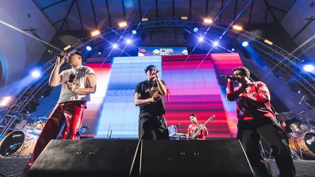 Juicy Luicy dan Adrian Khalif tampil dalam konser Untuk Korban Sakit Hati.