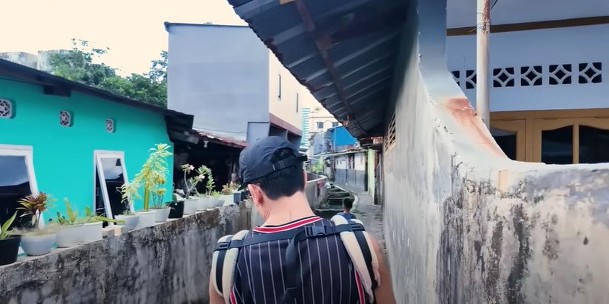 9 Potret Rumah Masa Kecil Denny Sumargo yang Jarang Tersorot, Tampak Sederhana di Gang Kecil - Ceritakan Silsilah Keluarga