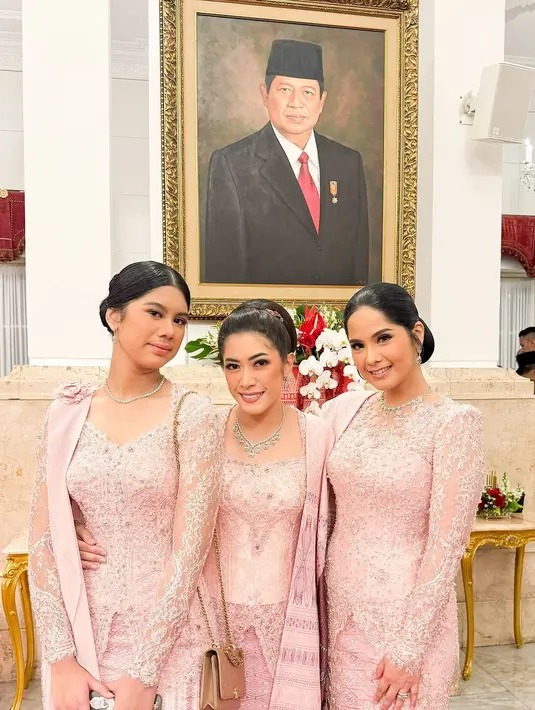 Dalam momen spesial pelantikannya, keluarganya juga turut hadir, memberikan dukungan penuh. Penampilan para srikandi yang meliputi Annisa Pohan, Aliya Rajasa, dan Almira Yudhoyono tak luput dari perhatian. [@ruby_26].