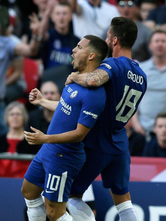 Gelandang Chelsea, Eden Hazard berselebrasi usai mencetak gol ke gawang Manchester United pada babak final Piala FA di stadion Wembley di London (19/5). Chelsea mengalahkan MU 1-0. (AP Photo / Tim Ireland)