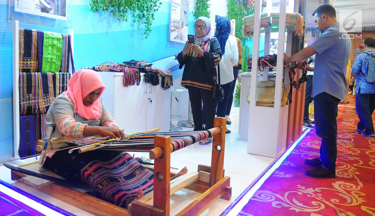 Seorang pengrajin menyelesaikan kain tenunnya dalam pameran DhawaFest Pesona 2019 di Kementerian Keuangan, Jakarta, Rabu (8/5/2019). Acara pameran produk lokal nusantara tersebut diselenggarakan hingga 10 Mei 2019 mendatang. (Liputan6.com/Angga Yuniar)